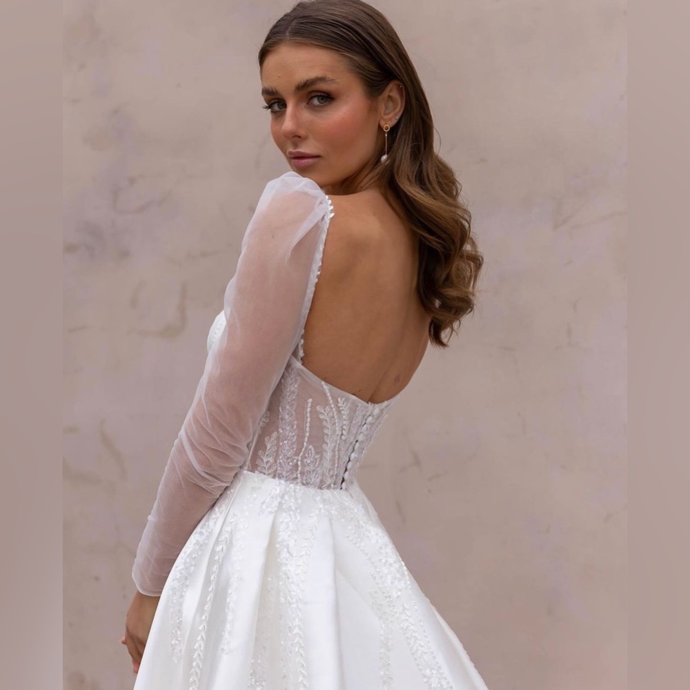Brand new unaltered and unworn wedding dress - Picture 4 of 6